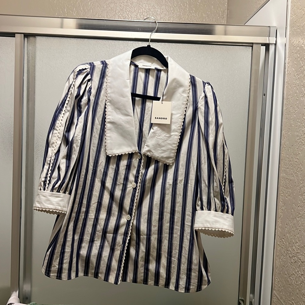 New Sandro blouse never wore it says size 4 but in USA is large.